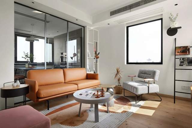 80平现代风复式住宅楼梯下定制玄关柜,白橙粉三色设计温暖而幸福