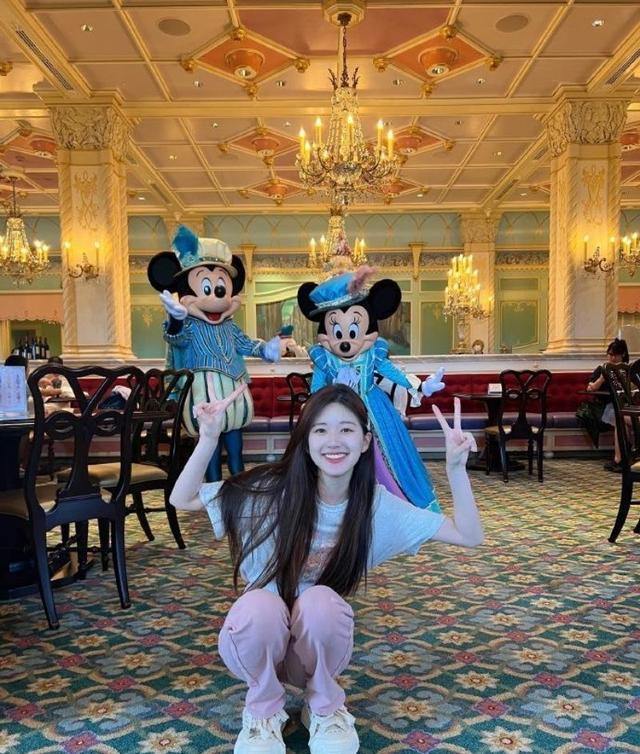 迪士尼|赵露思迪斯尼被偶遇超亲切!穿搭+吃什么全被扒!袅袅一招反怼黑粉