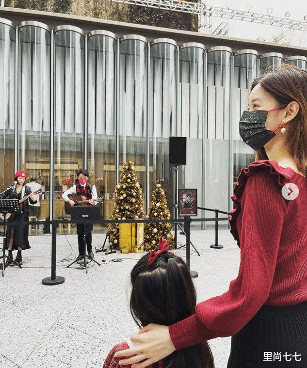 雷佳音|雷佳音妻子罕晒全家福，10岁女儿打扮摩登，婆婆首露正脸更像母女