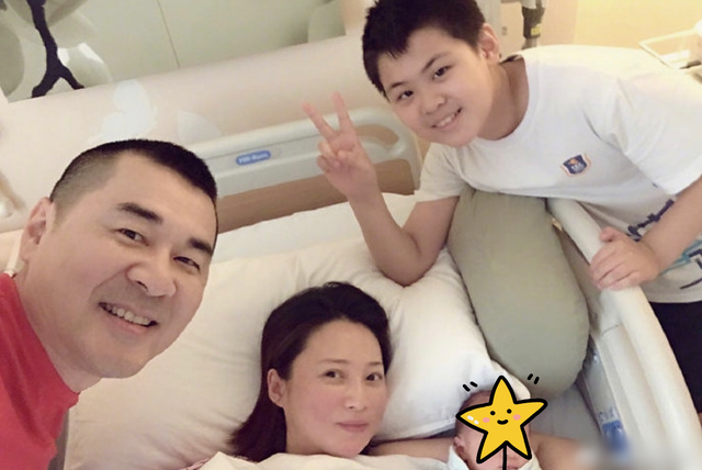 蒋勤勤|陈建斌为爱妻庆生，47岁蒋勤勤素颜认不出，高龄产二胎后遗症明显