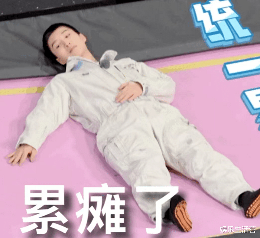 范丞丞|范丞丞录综艺累倒,评论区却在讨论他的身高,网友:真有185?