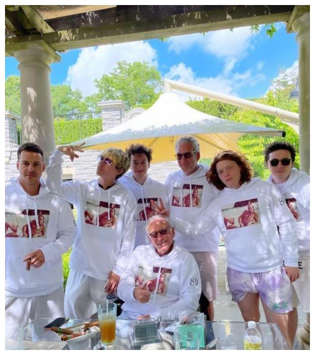 贝克汉姆|有钱难买亲情,贝克汉姆儿子改姓不回家,如今公开入赘女方