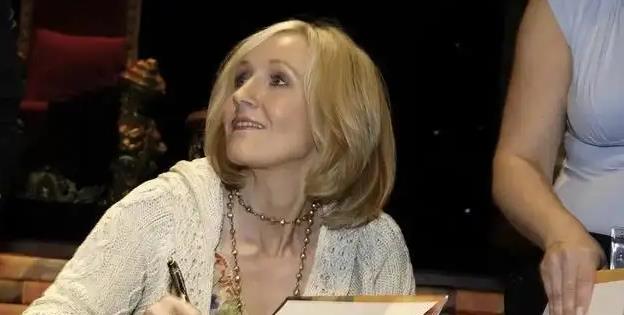 哈利·波特|支持或反对?汤姆·费尔顿发表回忆录,畅谈对J.K.罗琳言论的反思