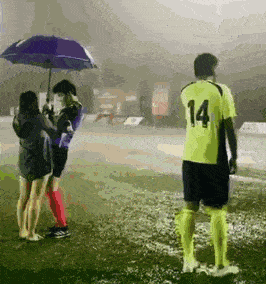 00后|路过程序员办公室,突然看见这画面,忍不住用手机拍了下来,哈哈哈哈~