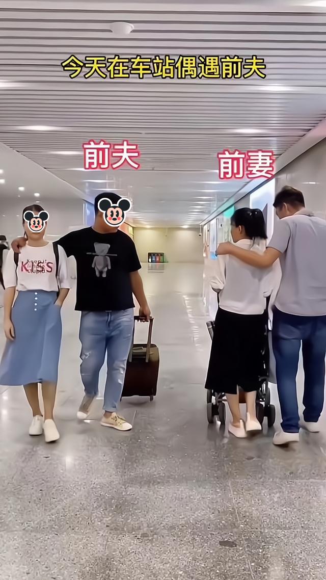 一男子在街上想抱自己的孩子，前妻甩开他的手：请你别碰我的孩子