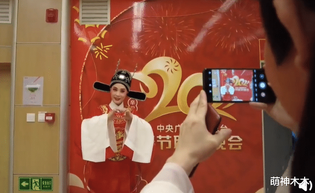 明星|春晚后台气氛好!贾玲主动与群演合照,明星和工作人员吃同款盒饭