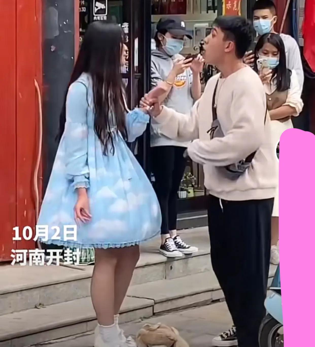 河南:情侣街头发生争吵,男子:我钱都给你了,你一分钱都不花