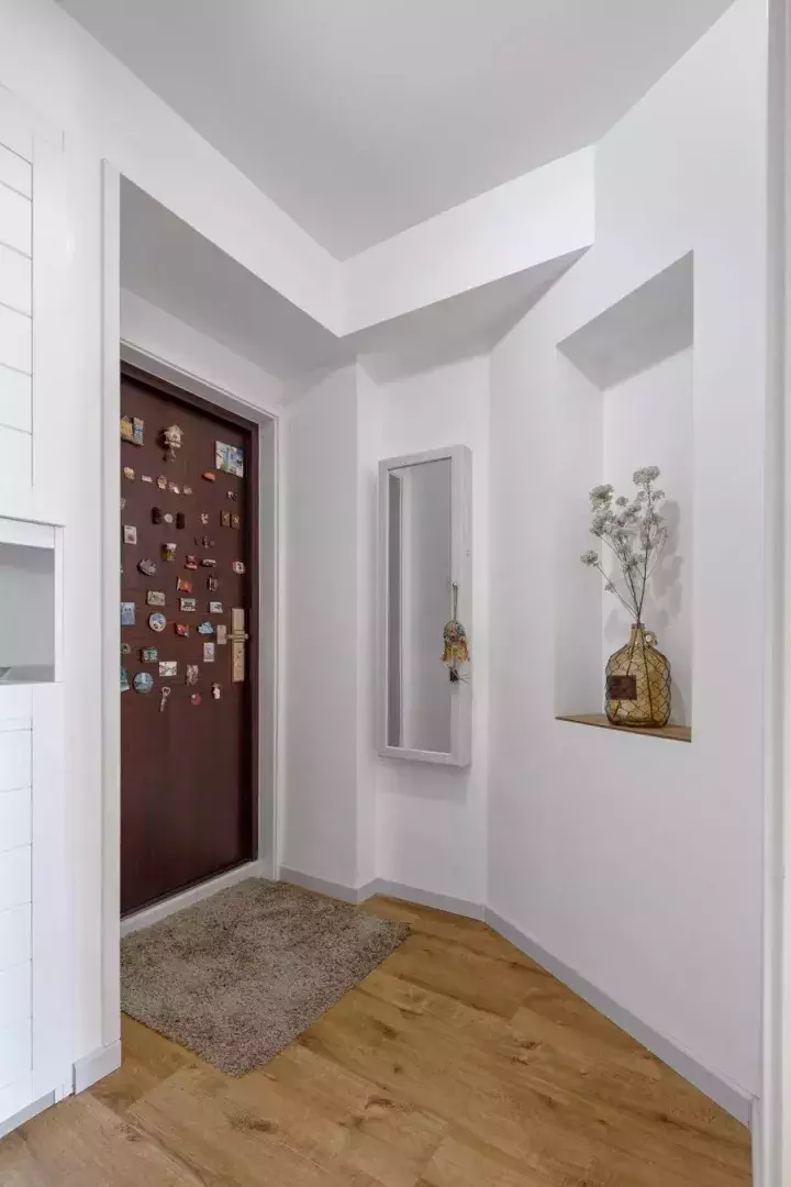 76平二居室,不规则玄关打造成展区,厨房开放式格局很独特