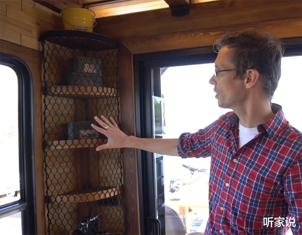 一位木工为过“水上生活”,亲手建起18㎡船屋,虽是蜗居却太舒适