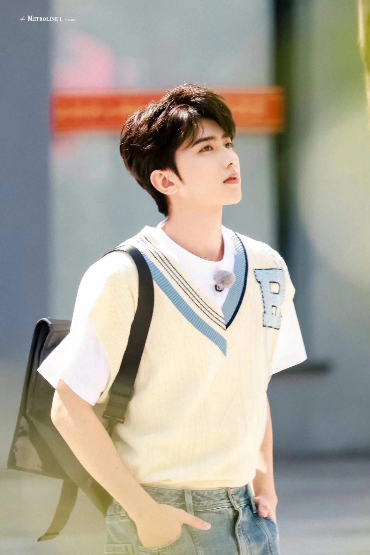 蔡徐坤|蔡徐坤现身《奔跑吧》录制，一袭学院风穿搭洋溢阳光青春气息