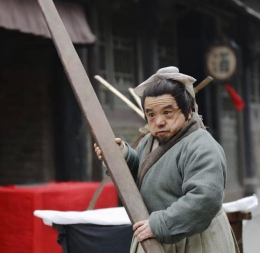 陈三木|袖珍演员陈三木：身高1.28米，四任老婆个个美，与王宝强有过节？