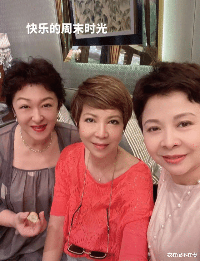 穿衣搭配 60岁董文华携老公参加聚会，穿浅色纱裙配短发显贵气，看着像阔太