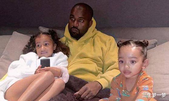 金·卡戴珊|金卡戴珊晒4娃合照,太养眼!小西北好飒,4岁芝芝继承妈妈颜值