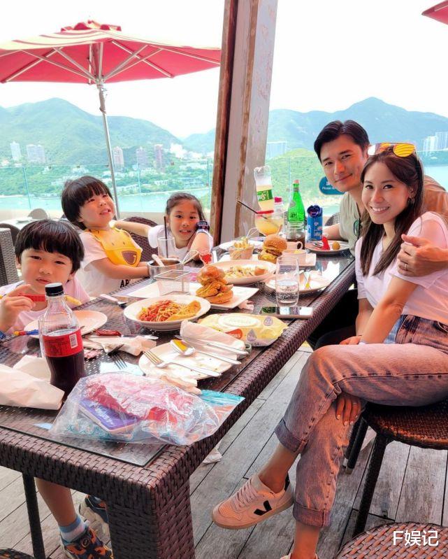 TVB|TVB艺人黄祥兴带家人去主题乐园享家庭乐 一家五口拍温馨全家福