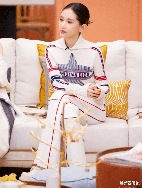 王子文|王子文为啥出镜都是双腿交叠的坐姿?当并拢坐下那刻,真相了