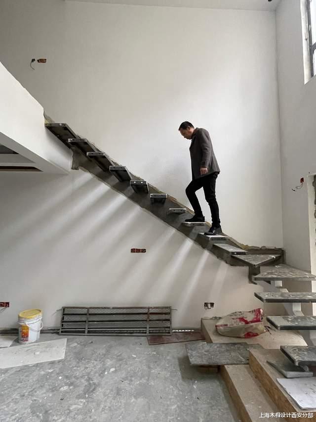 令人称奇的悬浮楼梯,原理竟等同于印度街头的人体悬浮术