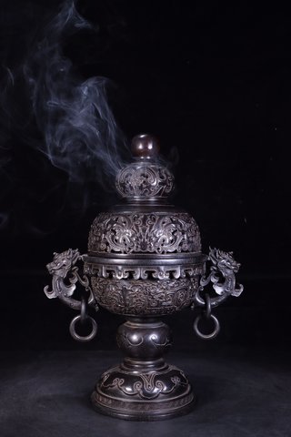 珊瑚|回流：老紫檀木雕高脚香薰炉。