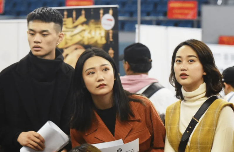 求职|“面试就像施舍”,985女硕士找不到工作急哭了,网友反而责备她