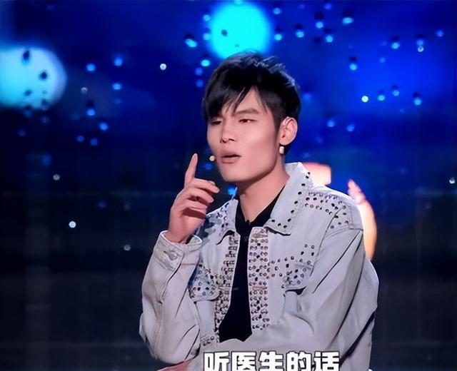 周杰伦|《怎么办脱口秀专场》中,何广智cos周杰伦,这侧脸也太像了吧