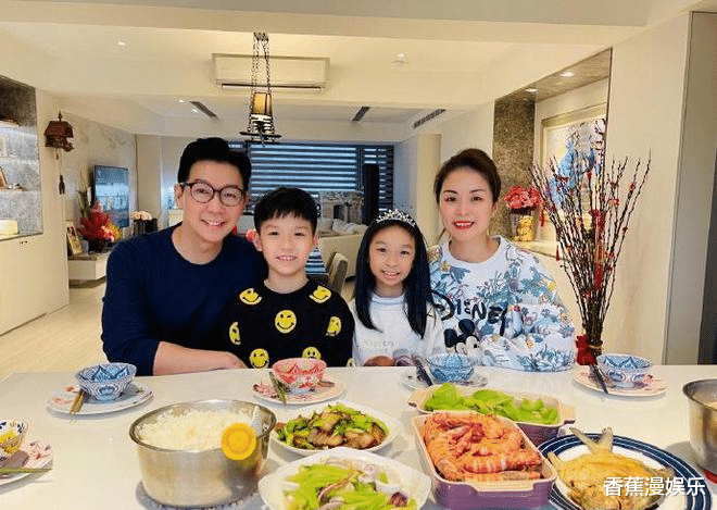 品冠|50岁品冠晒照为9岁儿子庆生 发文鼓励儿子分享趣事