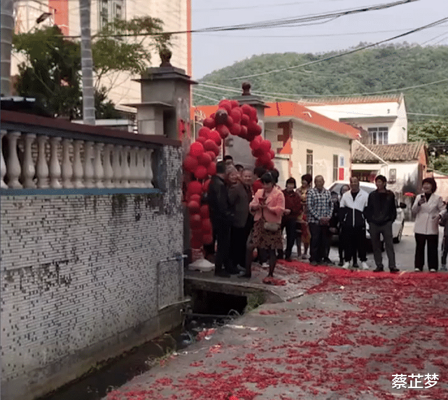 广东一新娘出嫁1分钟走到新郎家,连婚车都省了,网友:门当户对