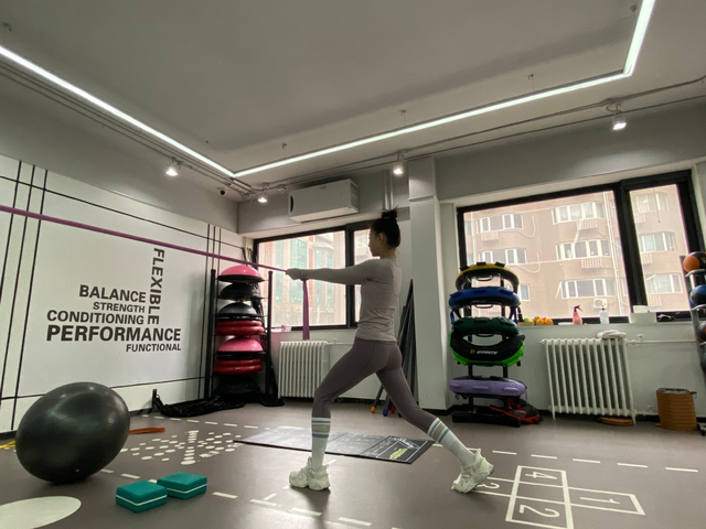 殷桃|网友偶遇殷桃逛街，独自挑选二手包接地气，被赞身材火辣行事低调