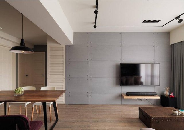 91平工业风三居室,让人难以察觉主卧房入口门隐藏其中