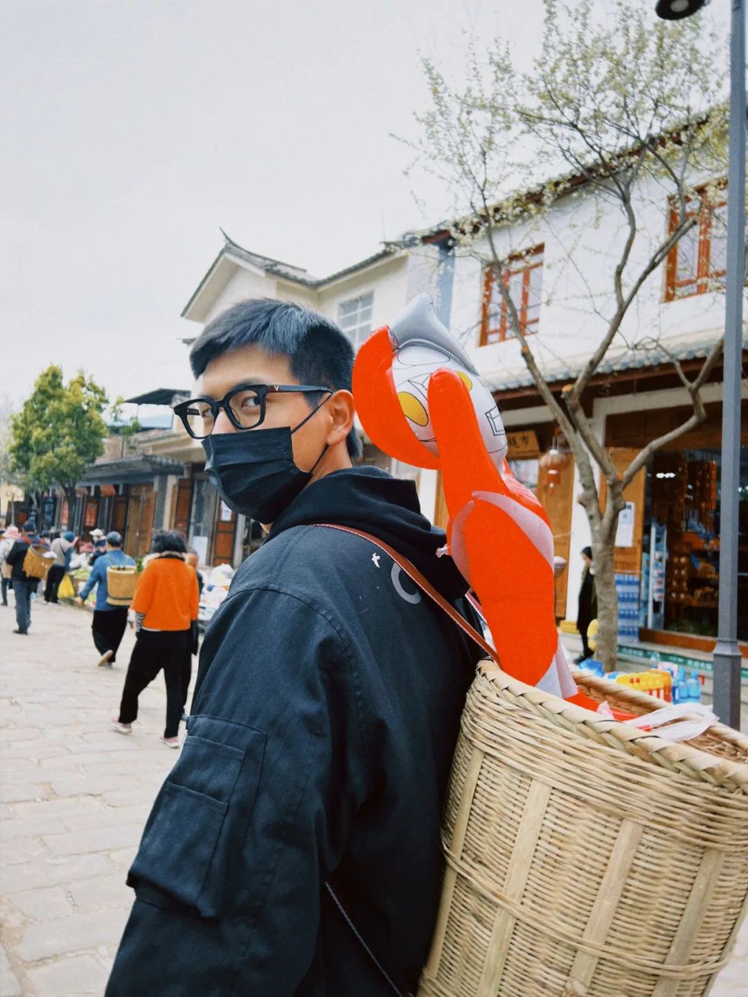 李现|李现深夜秀腹肌照,网友:他32岁却依然少年感十足!