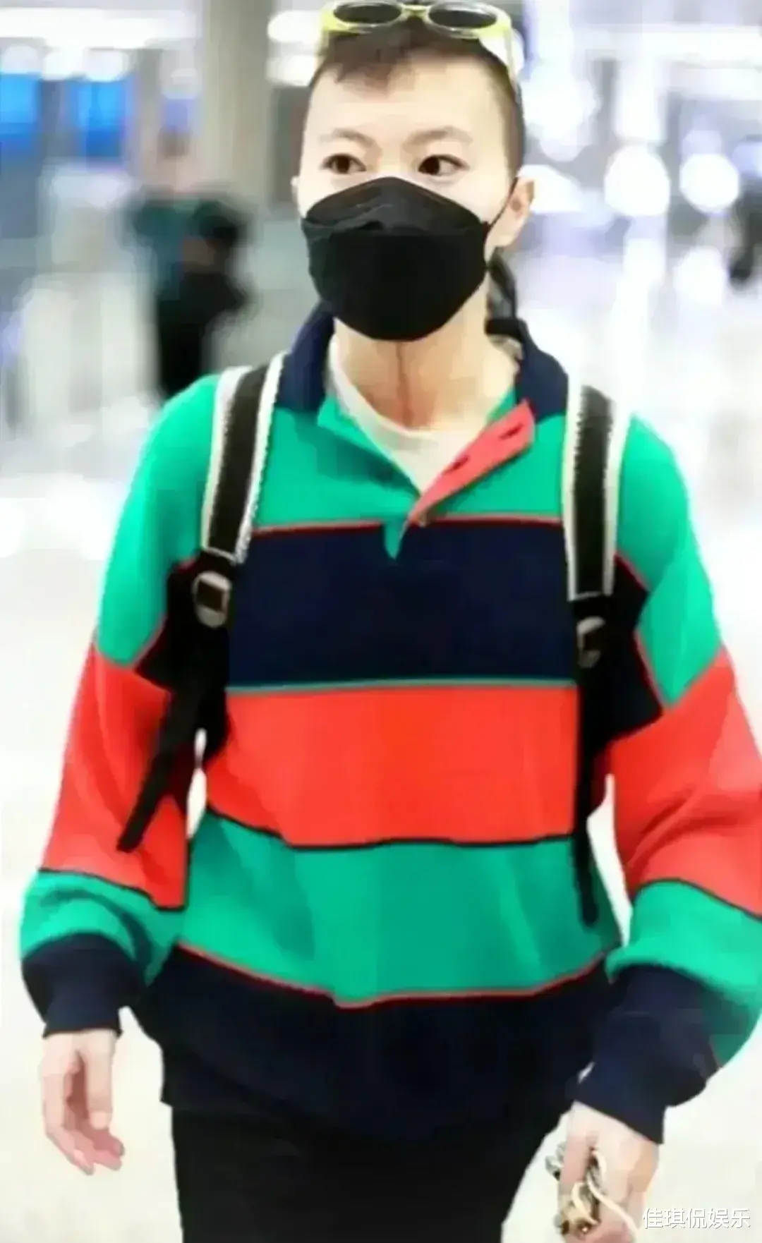 亮剑|王菲女儿窦靖童走上叛逆期,机场亮相为让网友大吃一惊,疯狂!