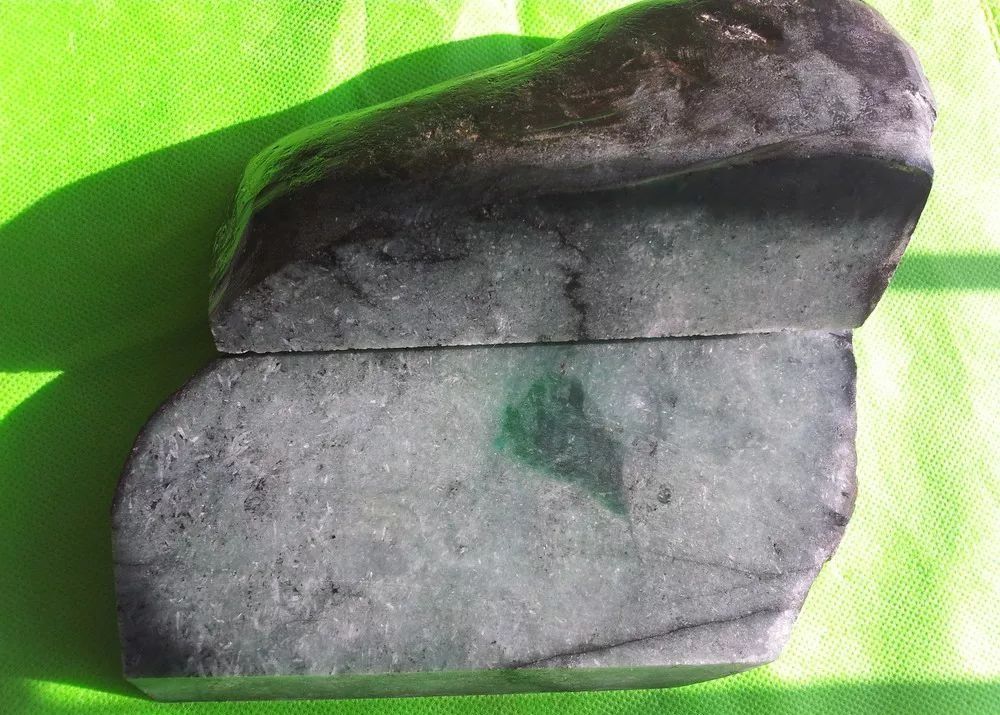 翡翠|400块买的翡翠公斤料，第一刀白茫茫一片，第二刀下去一条绿色根