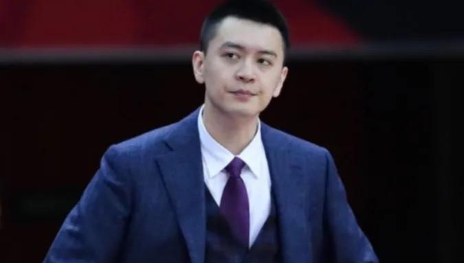 广东男篮|首钢被双杀，裁判帮老叔，杜峰放狠话，广东露真容，杨鸣心发慌