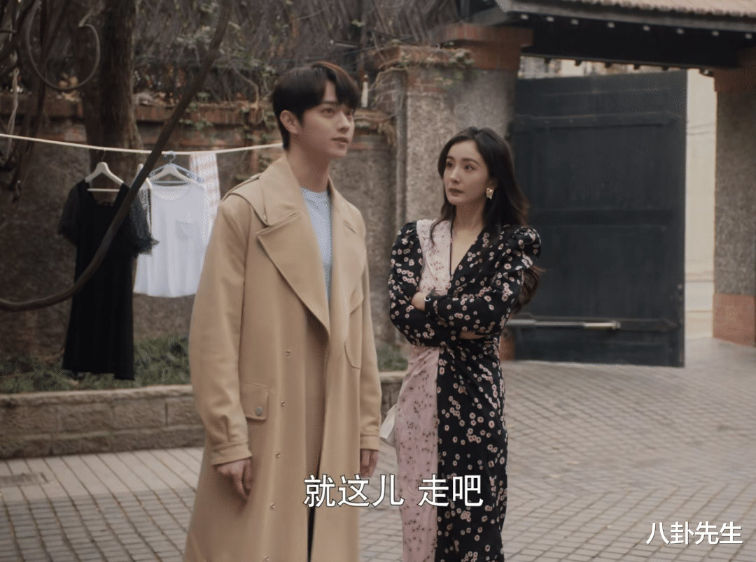 杨幂 杨幂在新剧里演律师，红唇卷发不停换装，心思都花在造型上了？