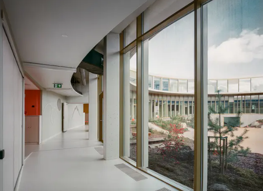 居然没有校门？拉脱维亚这所开放式国际学校的设计真是既实用又充满乐趣