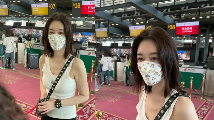 李小冉|46岁李小冉现身机场！穿白色薄背心阳光迷人，一双筷子腿太抢眼