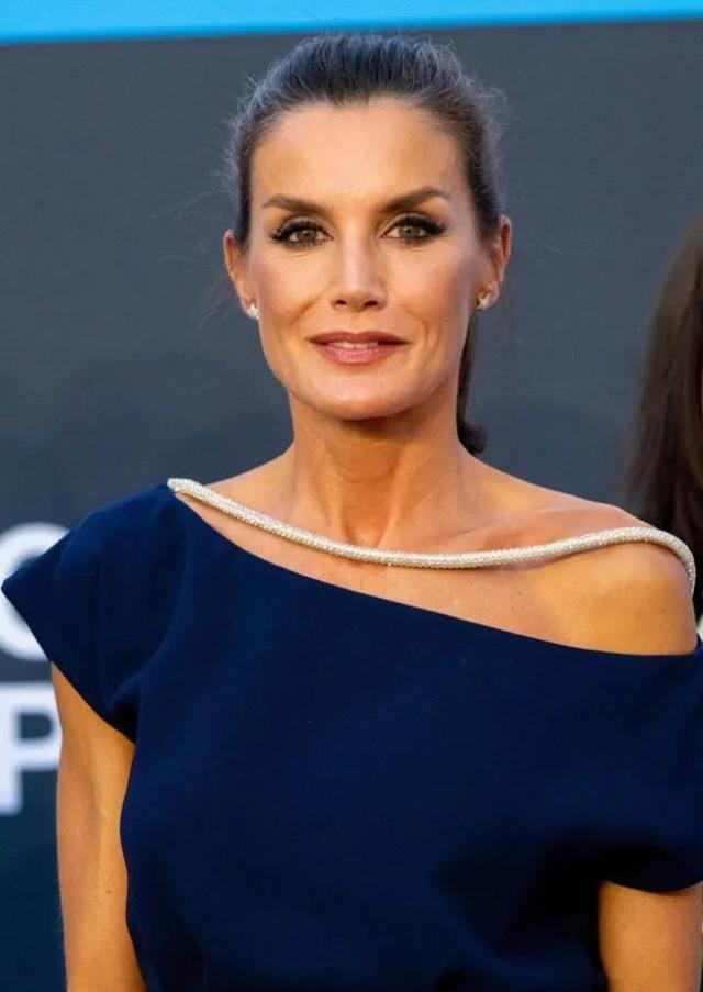 赫罗纳公主奖收官，王后母女8套美搭出炉，索菲亚低成本穿搭完胜