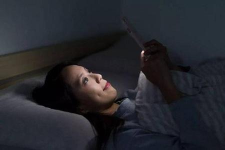 水果 睡前有4个习惯，更容易“发胖”，特别是第3个，可能你天天在做