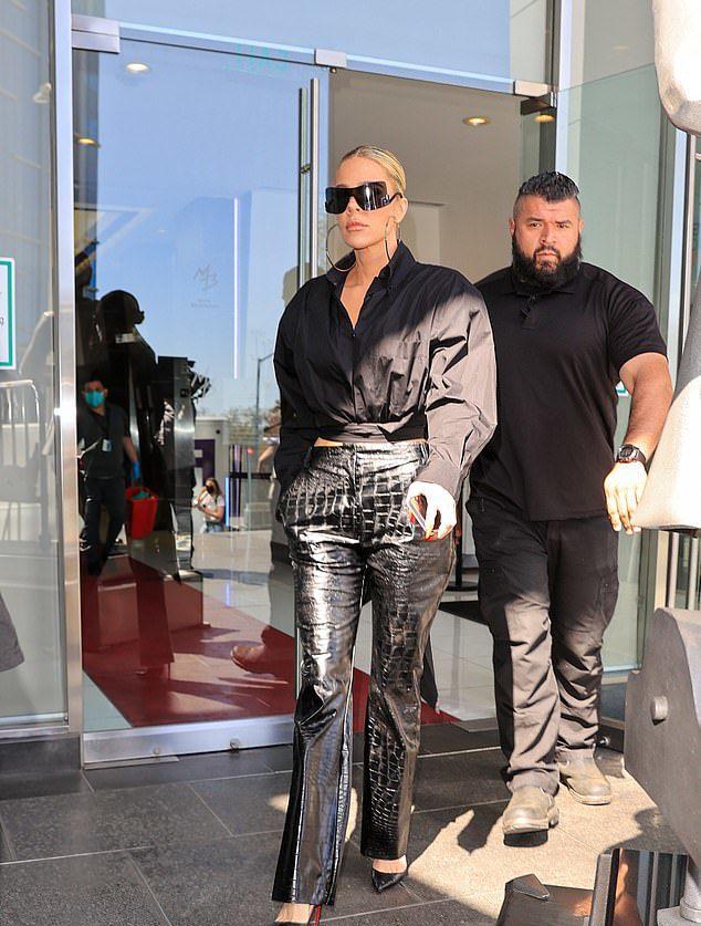 金·卡戴珊|37岁科勒卡戴珊秀清晰马甲线，摆脱NBA情伤，和非裔歌手续前缘