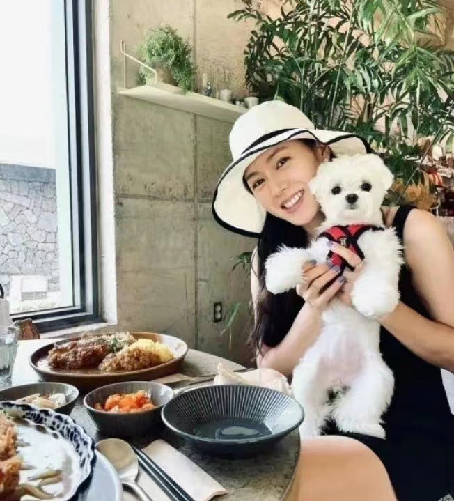碎花裙 孙艺珍婚后罕见秀恩爱！剪短发待产终于胖了，穿碎花裙却照样美