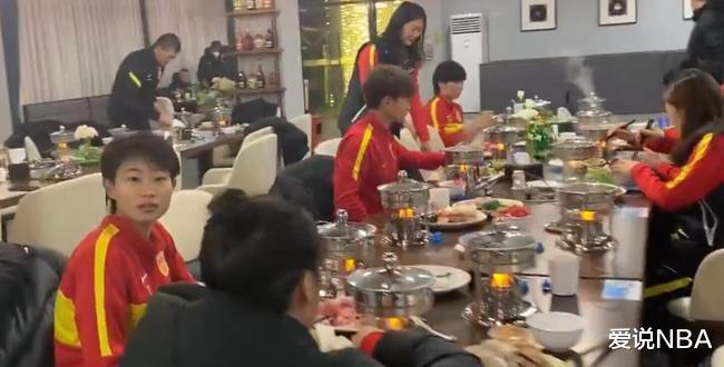 赵丽娜|女足吃火锅热热闹闹！一人收获一个冰墩墩，赵丽娜被非诚勿扰邀请