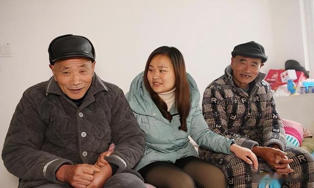 1988年安徽光棍兄弟收养女弃婴,34年后女孩仍单身:要嫁就一起嫁