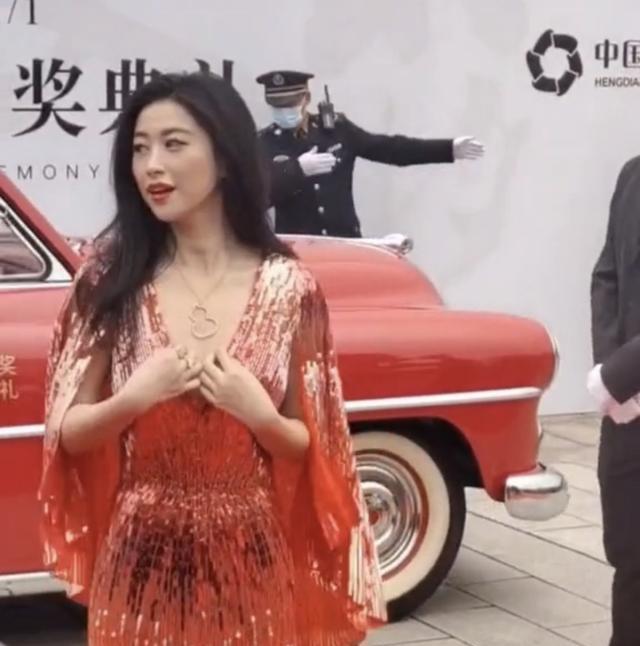 朱珠|朱珠穿深V礼服出席活动,怕走光整理领口,服务生一直在看