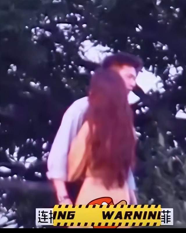 刘亦菲|刘亦菲李现路边拥抱！紧紧搂腰害羞低头脸红，刘亦菲皮肤白到发光