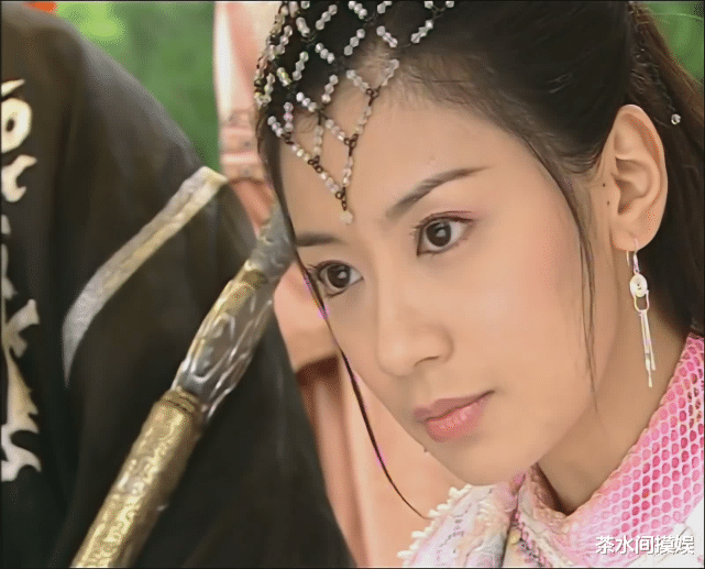 景甜|同样头顶“网兜”，贾静雯经典、邓萃雯毁形象，刘诗诗景甜太累赘