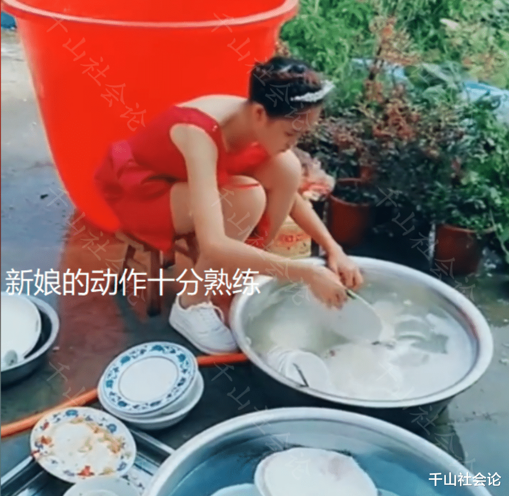 婚礼结束新娘穿着红嫁衣刷碗,坐在路边无人帮忙,身影单薄惹人怜