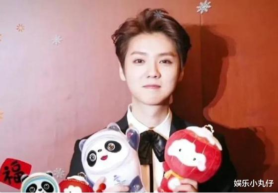 鹿晗|鹿晗太有先见之明了，邓超不顾“绅士风度”，向鹿晗索要冰墩墩