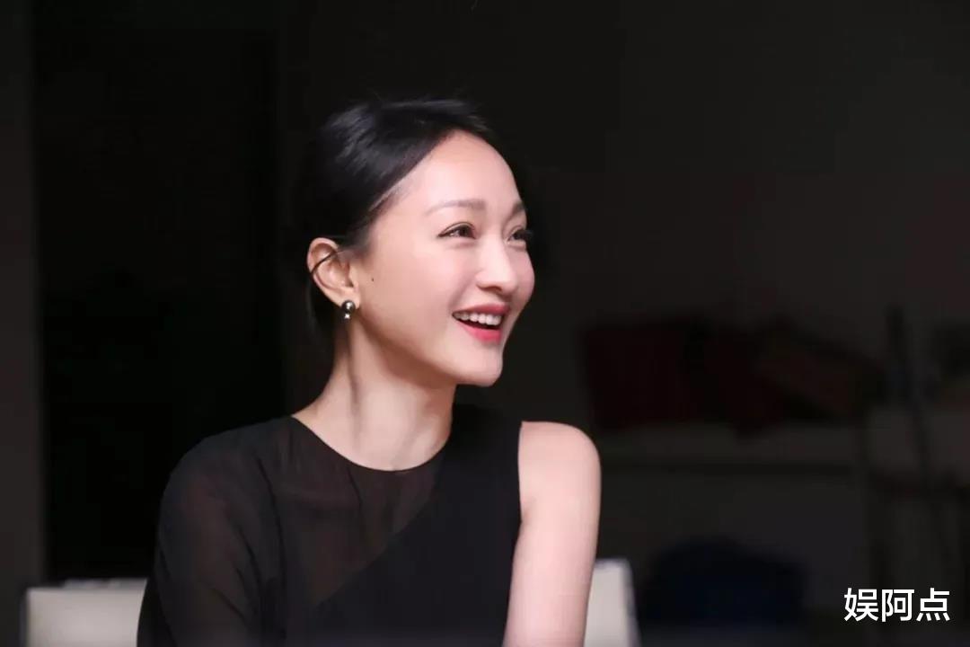 周迅|周迅好事将近，带新男友回家拜见父母！男方略显紧张和长辈互动少