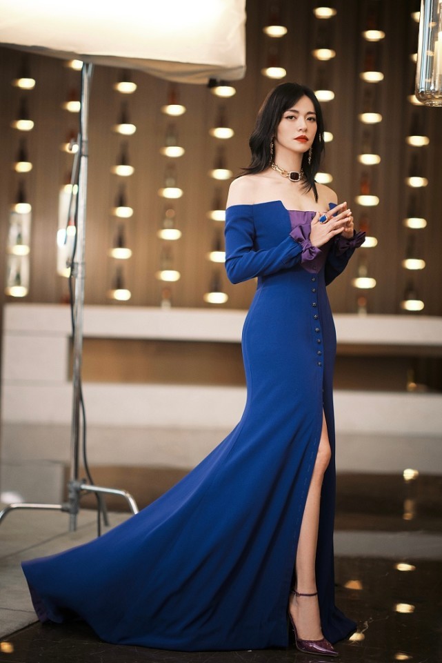 姚晨|姚晨不仅长得大气，衣品也是一等一的好，一袭抹胸长裙太高贵了