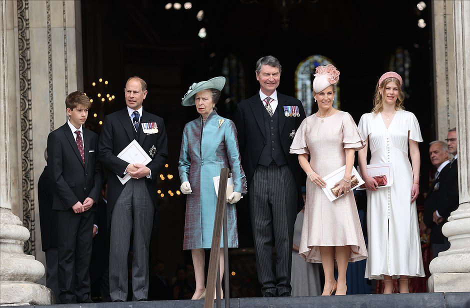 尤金妮公主|英女王18岁孙女成新晋时尚黑马？白裙配粉发箍好美，比梅根都贵气