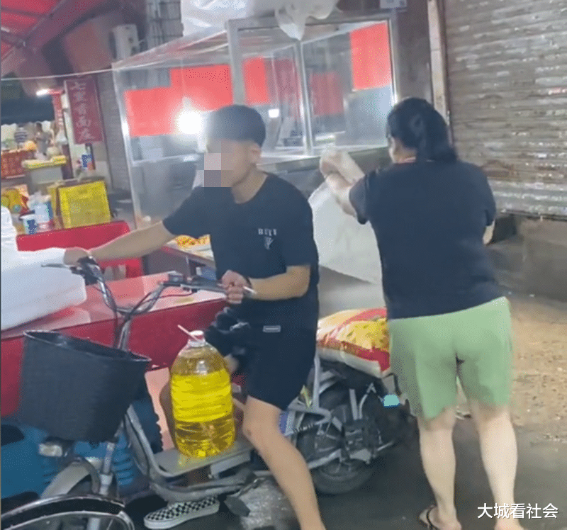 广东一男子开快递驿站,一年就亏了10多万,表哥劝说转让还不肯