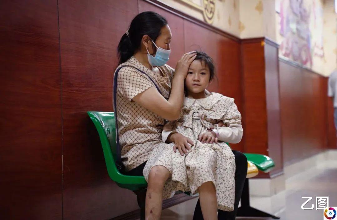 残疾夫妻怀孕后提心吊胆,斗胆生了个漂亮女儿,三年后越看越不对劲